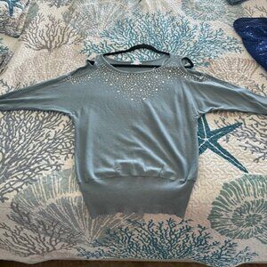 Cold shoulder seater